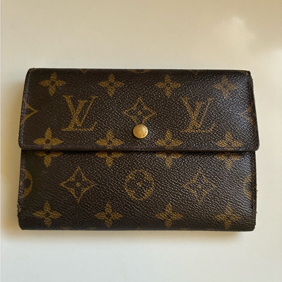 Louis Vuitton Handbags - Louis Vuitton- Authentic 🍀 Large Brown Monogram Clutch
